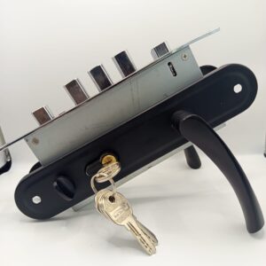 Moment thumb turn-lock